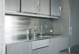 Kitchen Maretalier lquid metal silver in an office