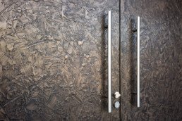 Smoky bronze front door: entrance by Metalier liquid metal